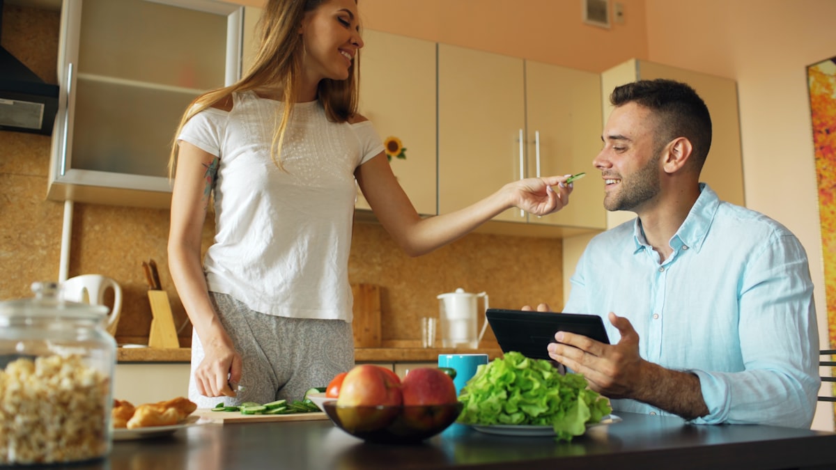 Eating out and restaurant nutrition strategies